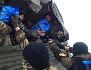 Украинские военные провели ротацию солдат в аэропорту.