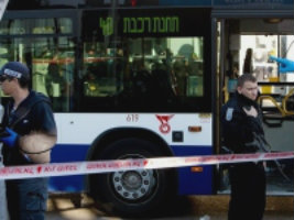 В Тель-Авиве палестинец набросился на пассажиров автобуса.