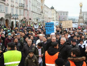 Австрийская полиция разгоняет антифашистов