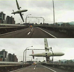 Прерванный полет: на Тайване проходит спасательная операция пассажирского самолета, который упал в реку.