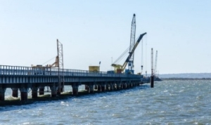 Сухогруз "Лира" из Турции повредил опоры моста через Керчинский пролив